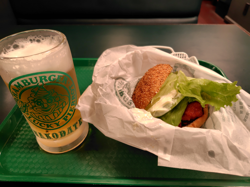 ビールとチキンバーガー